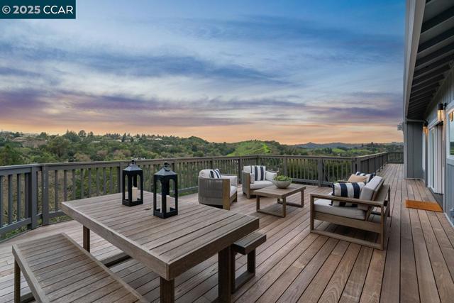 625 Sky Hy Cir, Lafayette CA: https://media.crmls.org/mediaz/4a151049-edfb-4dec-abe7-d63a9b235276.jpg
