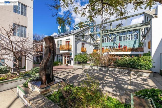 809 Clay St, Oakland CA: https://media.crmls.org/mediaz/4a16554c-8318-437a-8503-3713ac4d8312.jpg