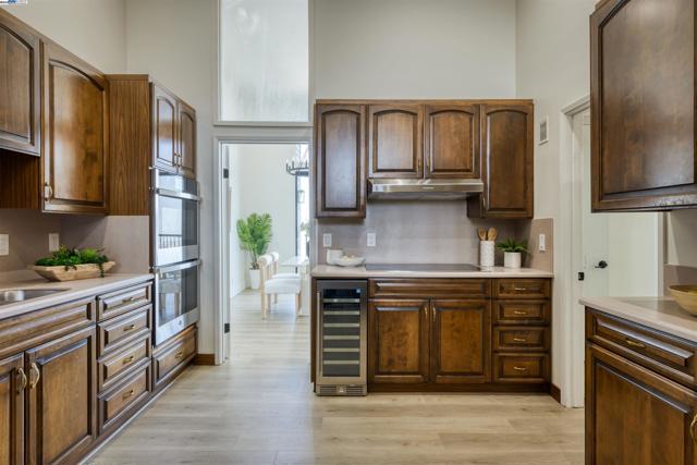 17 Ora Way, San Francisco CA: https://media.crmls.org/mediaz/4a171237-8621-4fb4-9f18-8140f4065b61.jpg