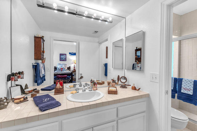 165 Lake Shore Drive, Rancho Mirage CA: https://media.crmls.org/mediaz/4a17c7dd-0d82-40d9-a234-d4d1b9d494c8.jpg