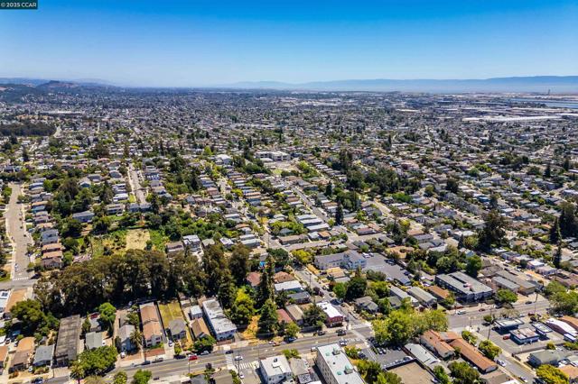 3018 Courtland Ave, Oakland CA: https://media.crmls.org/mediaz/4a188ee3-5f1e-49af-aa5e-b26b969c59ba.jpg