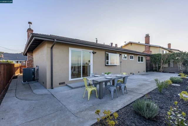 1264 Belfair Dr, Pinole CA: https://media.crmls.org/mediaz/4a1b6819-15de-4ef1-9b5c-f40c66ae29ad.jpg