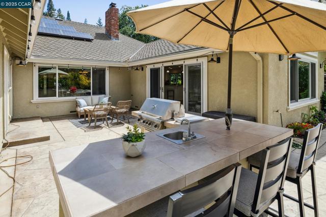 1450 Finley Ln, Alamo CA: https://media.crmls.org/mediaz/4a1b6b1c-9ccf-435c-a7fd-5383f9f6ab67.jpg