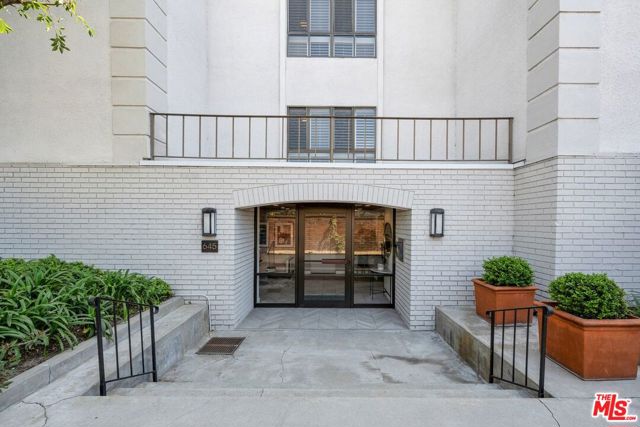 645 Wilcox Avenue, Los Angeles CA: https://media.crmls.org/mediaz/4a1c3152-33ec-4525-a6a3-87c6b0bece16.jpg