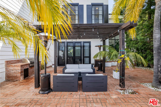 2241 Canyonback Road, Los Angeles CA: https://media.crmls.org/mediaz/4a1c71b2-39a8-4bab-af0e-4d1518c859aa.jpg