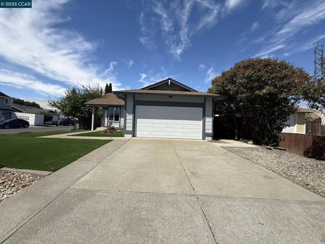 797 Orinda Ct, Fairfield CA: https://media.crmls.org/mediaz/4a1c71fb-959e-4a6a-8415-4a4ccd6f11ce.jpg