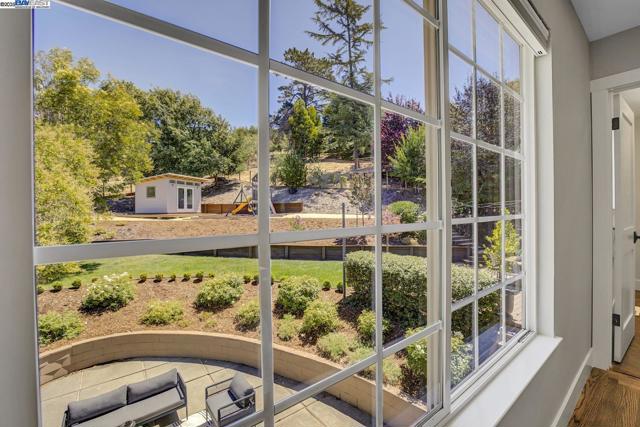 382 Castello Rd, Lafayette CA: https://media.crmls.org/mediaz/4a1ca79f-a2d4-4bd1-ad9a-43e1c26f8d37.jpg