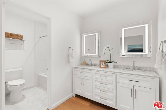 28 Village, Santa Monica CA: https://media.crmls.org/mediaz/4a204611-4882-4bbd-82e4-4285d7a017b8.jpg