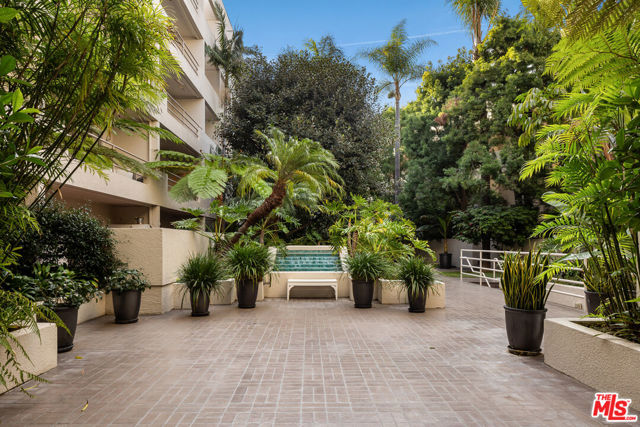 1131 Alta Loma Road, West Hollywood CA: https://media.crmls.org/mediaz/4a20e09f-0b2f-475b-ba18-b434ed480b71.jpg