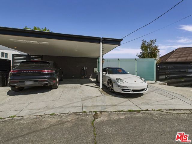 4942 Marmol Drive, Woodland Hills CA: https://media.crmls.org/mediaz/4a2121f7-ea5f-4c6a-abcb-1a33542f483e.jpg