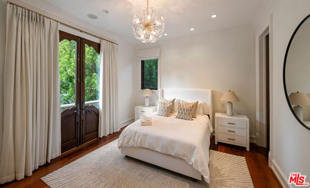 1021 N Crescent Drive, Beverly Hills CA: https://media.crmls.org/mediaz/4a234467-d5d8-4a03-913d-046fac1463dd.jpg
