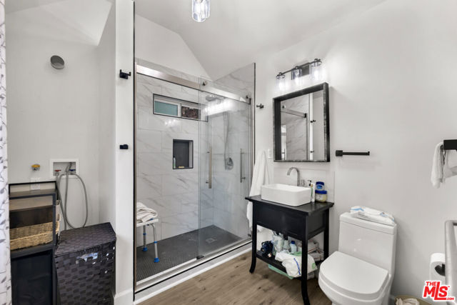 5341 Mecca Avenue, Tarzana CA: https://media.crmls.org/mediaz/4a237222-72d1-40aa-a24c-b05d29ba9ffb.jpg