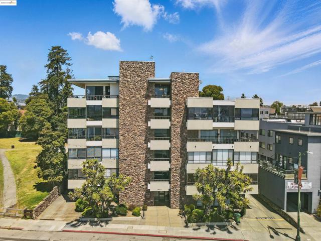 1830 Lakeshore Ave, Oakland CA: https://media.crmls.org/mediaz/4a23a7c8-fd27-4ef0-80f9-7e55b5fd27d2.jpg