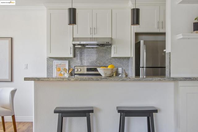 85 Vernon St, Oakland CA: https://media.crmls.org/mediaz/4a241497-717f-40f8-b953-fceb63e3beca.jpg