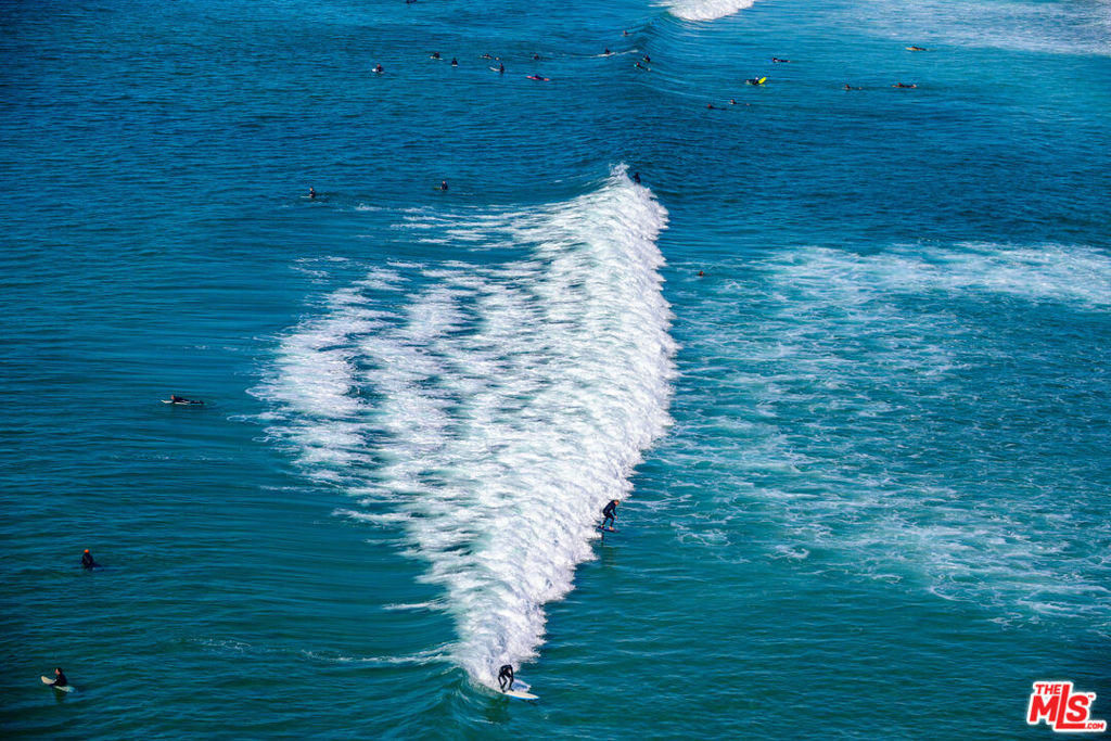 https://media.crmls.org/mediaz/4a24740b-e8cb-447b-8424-a447c9d089db.jpg?preset=X-Large