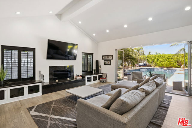 18141 Green Meadow Drive, Encino CA: https://media.crmls.org/mediaz/4a256013-d7a7-4e70-bacc-61fc45626b8e.jpg