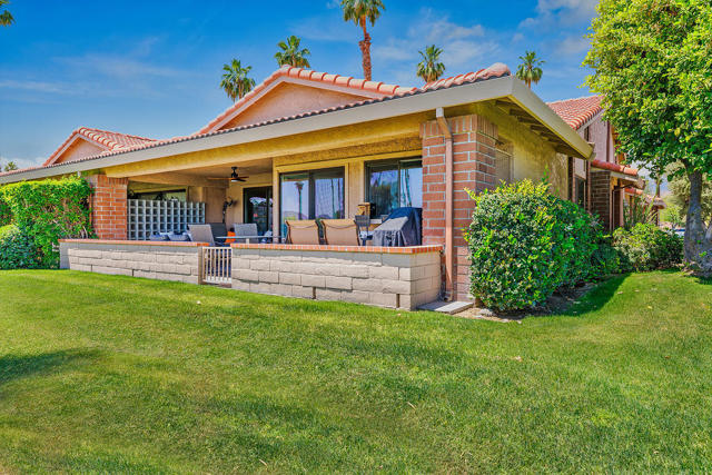 32 Presidio Place, Palm Desert CA: https://media.crmls.org/mediaz/4a25727c-bf01-4002-88b1-eff4cffffd59.jpg