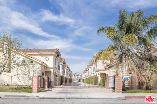 13743 Cordary Avenue, Hawthorne CA: https://media.crmls.org/mediaz/4a257845-b842-42da-8148-48713d56ef9d.jpg
