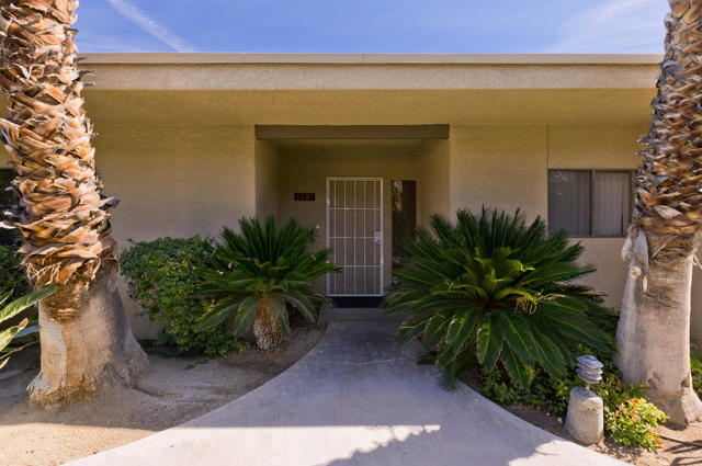 1291 Tiffany N Circle, Palm Springs CA: https://media.crmls.org/mediaz/4a2594a6-2426-449c-a8ca-42d699ef5134.jpg