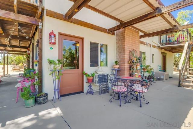 255 Highline Trl, El Cajon CA: https://media.crmls.org/mediaz/4a263ced-bf8a-4657-97ea-6dde4e1c6947.jpg