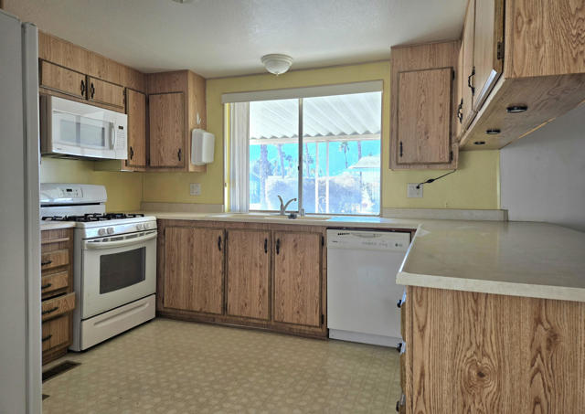 234 Settles Drive, Cathedral City CA: https://media.crmls.org/mediaz/4a26697e-2dee-40ca-abb7-9519737de559.jpg