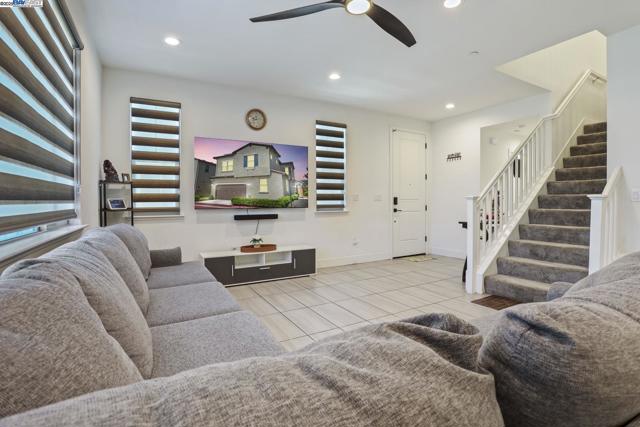 1205 S Ross Ct, Mountain House CA: https://media.crmls.org/mediaz/4a274399-bd77-4fd5-b903-57b324d152fb.jpg