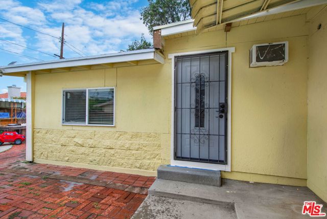 7231 Vanalden Avenue, Reseda CA: https://media.crmls.org/mediaz/4a27e0a9-50da-4899-ad1e-a8d68a466722.jpg