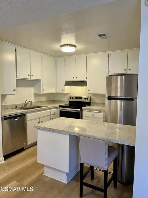 788 Pinetree Circle, Thousand Oaks CA: https://media.crmls.org/mediaz/4a283e10-667c-422b-9e27-8ecba38b430d.jpg