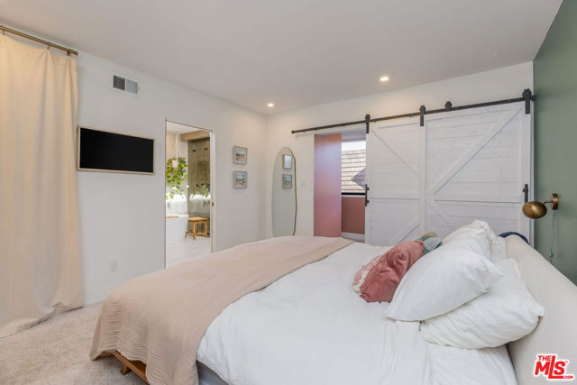 4734 La Villa Marina, Marina del Rey CA: https://media.crmls.org/mediaz/4a28dc6e-6657-469b-943c-e0c4de855694.jpg