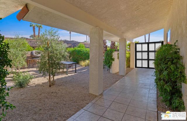 6 Trojan Court, Rancho Mirage CA: https://media.crmls.org/mediaz/4a290717-c5cf-4e79-9a9a-1eef5594db4f.jpg