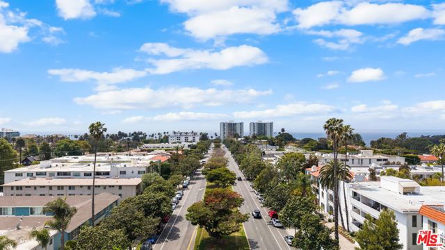 605 San Vicente Boulevard, Santa Monica CA: https://media.crmls.org/mediaz/4a293f03-47f7-4cb4-b68d-406580e5792a.jpg