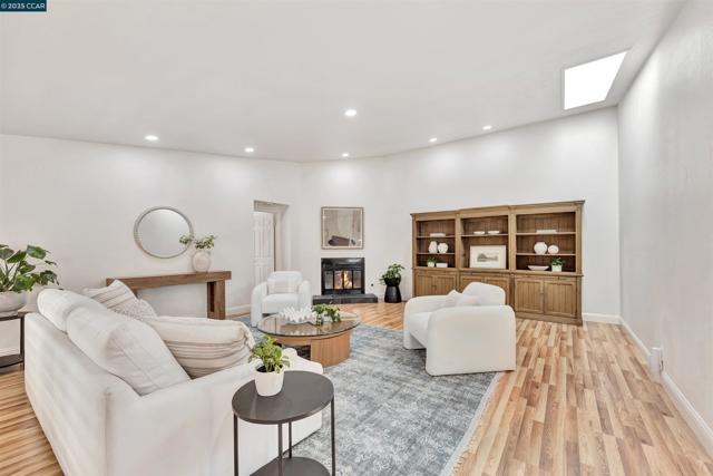 4 Benedita Pl, Moraga CA: https://media.crmls.org/mediaz/4a29c2d3-7d56-4702-b3e4-38c9c74a1657.jpg
