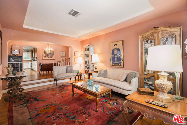 13384 Contour Drive, Sherman Oaks CA: https://media.crmls.org/mediaz/4a2a3545-b811-4467-9f7f-ff358fecf31f.jpg