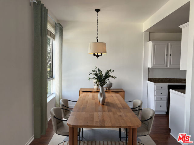 622 S Barrington Avenue, Los Angeles CA: https://media.crmls.org/mediaz/4a2acb39-36cc-411d-8832-7234cbee9285.jpg