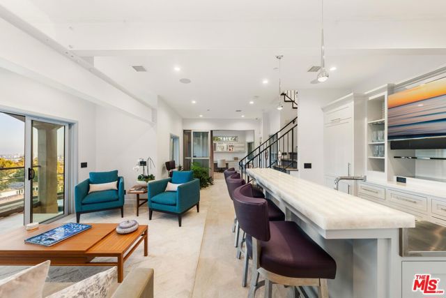 1380 Summitridge Place, Beverly Hills CA: https://media.crmls.org/mediaz/4a2b3425-179e-405b-af30-a46d66edad73.jpg