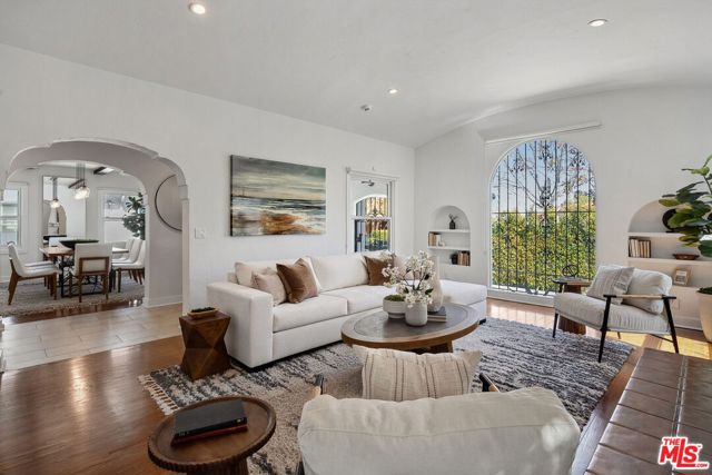 149 S Wetherly Drive, Beverly Hills CA: https://media.crmls.org/mediaz/4a2c60e1-cfe4-45cb-bc6b-8f53eb534426.jpg