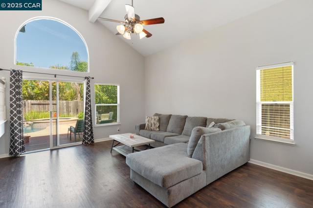 313 Willowwood Ct, Vacaville CA: https://media.crmls.org/mediaz/4a2d90a9-1b71-4678-8817-43ecc7047603.jpg