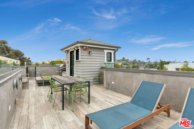 106 Dudley Avenue, Venice CA: https://media.crmls.org/mediaz/4a2e29be-7cba-4f04-8f6b-c4f703ef6974.jpg
