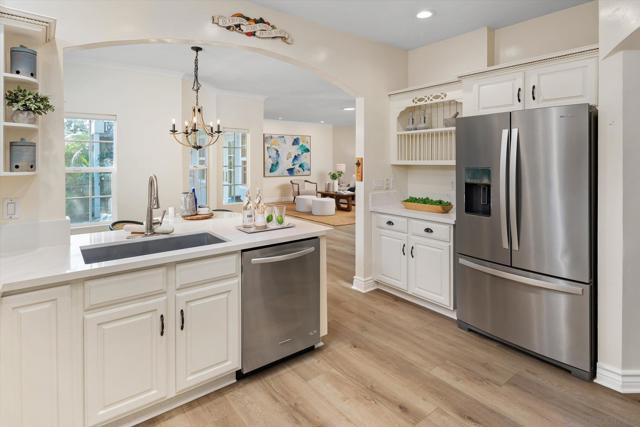 260 H Avenue, Coronado CA: https://media.crmls.org/mediaz/4a2e34f2-d355-4215-8d85-27d11f8f911f.jpg