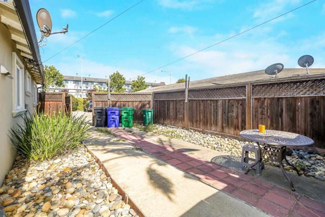 21926 Victory Dr, Hayward CA: https://media.crmls.org/mediaz/4a2e4f1d-7918-4a49-99ab-8f5c56d6d235.jpg