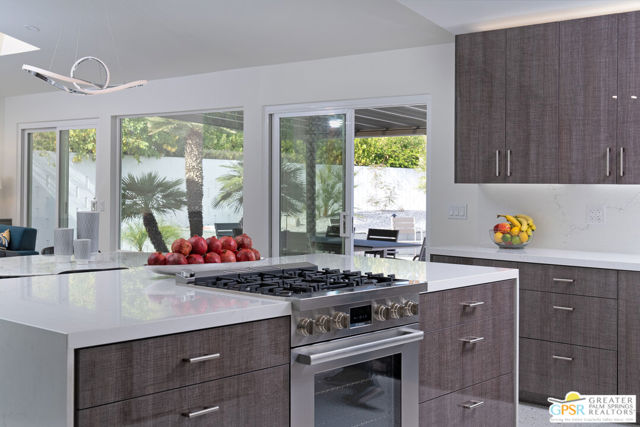 988 E Paseo El Mirador, Palm Springs CA: https://media.crmls.org/mediaz/4a2f1156-c83e-4949-addd-4792257a0d47.jpg
