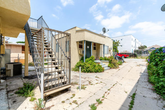 332 N St Louis Street, Los Angeles CA: https://media.crmls.org/mediaz/4a2f18ee-987c-4c2b-a4ed-627c547f8492.jpg