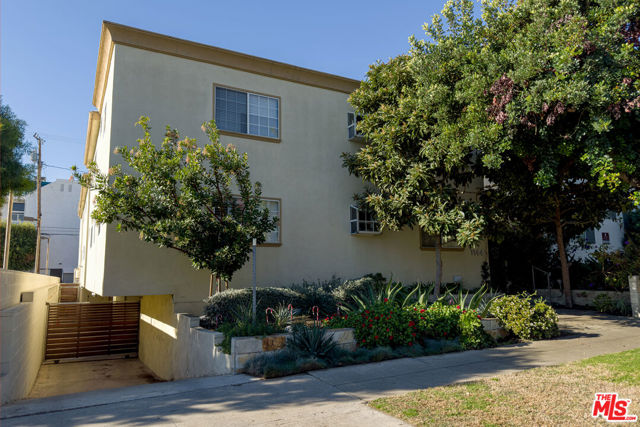 1144 10th Street, Santa Monica CA: https://media.crmls.org/mediaz/4a2f9309-36a1-4c48-9965-9c3827a88740.jpg