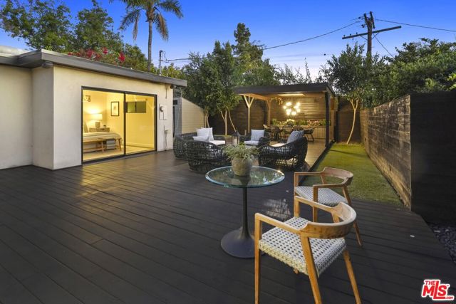 3838 Buena Park Drive, Studio City CA: https://media.crmls.org/mediaz/4a2fd746-70ba-4fee-b23c-d45d72057948.jpg