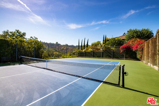 2612 Wallingford Drive, Beverly Hills CA: https://media.crmls.org/mediaz/4a2fea71-f9a3-408c-901b-d0df6e881b7c.jpg