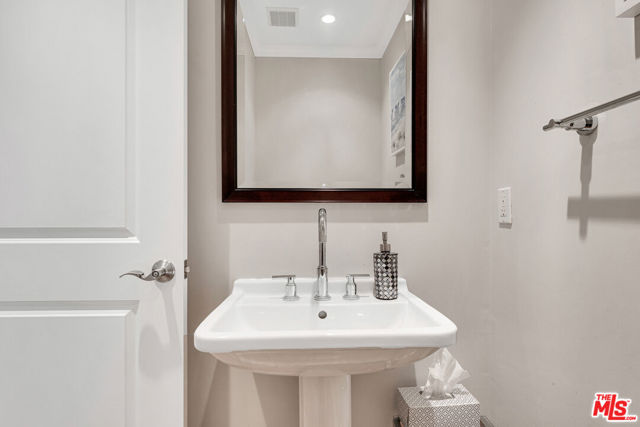 3733 Willowcrest Avenue, Studio City CA: https://media.crmls.org/mediaz/4a305327-a811-400c-9416-04cb0bc8c4a8.jpg