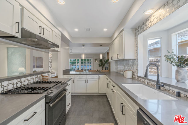 10037 Sunnybrae Avenue, Chatsworth CA: https://media.crmls.org/mediaz/4a315f51-3766-407c-8c01-e17dda69e521.jpg