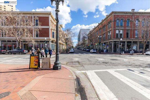 809 Clay St, Oakland CA: https://media.crmls.org/mediaz/4a31d880-ee9d-4b66-ab20-b842e83a28b8.jpg