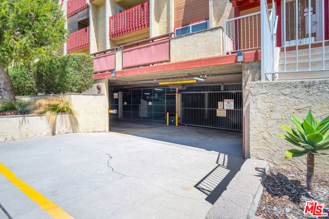 950 Main Street, El Segundo CA: https://media.crmls.org/mediaz/4a31d96b-c807-4a0a-8cb6-8f89353f8fe2.jpg