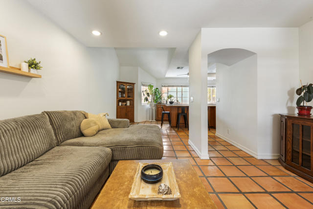 4967 Dekoven St. Street, Ventura CA: https://media.crmls.org/mediaz/4a3254cd-a611-4060-a0ec-ca9e42a3bc45.jpg